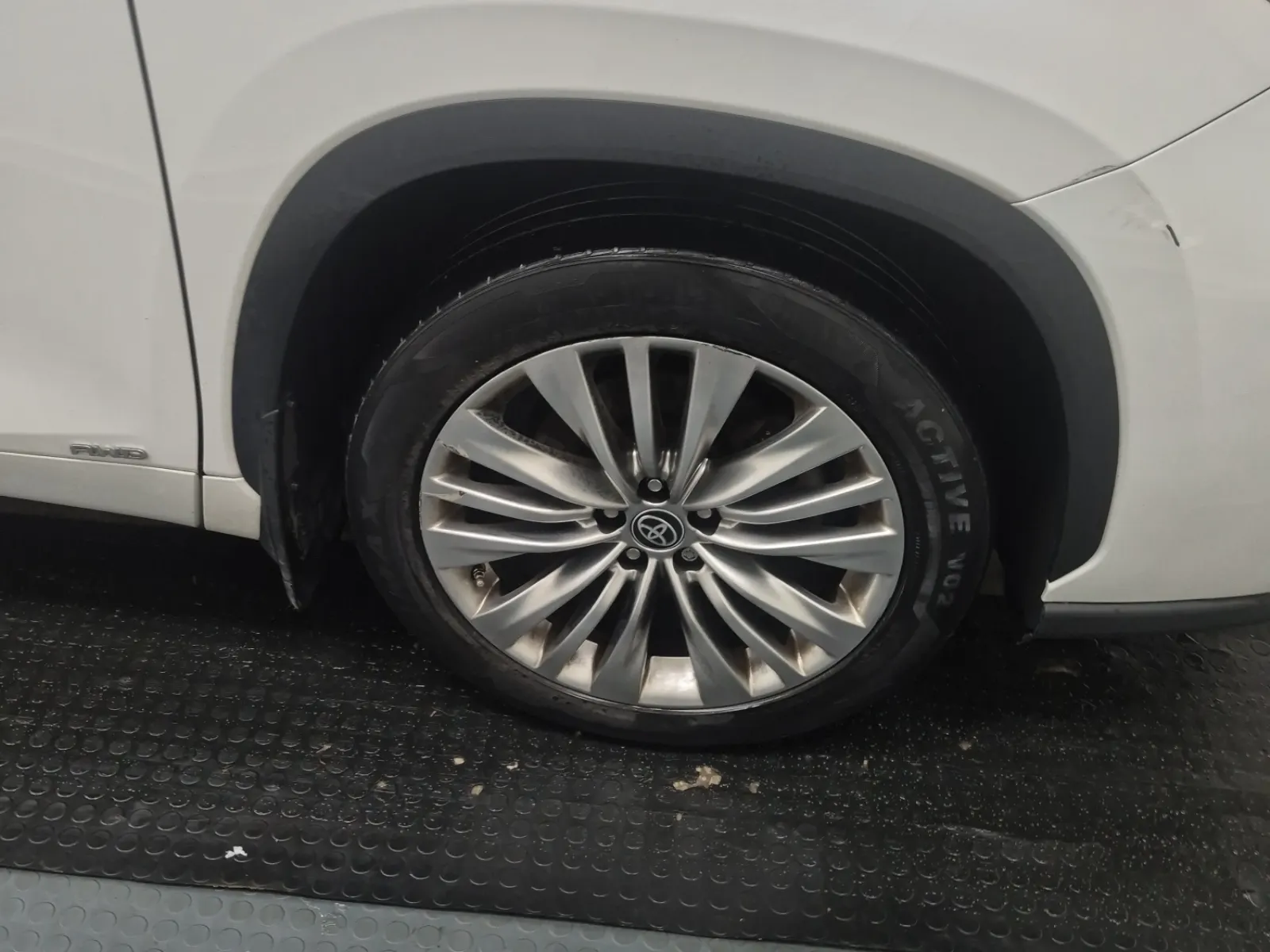 Right Front Wheel/Tire Photo
