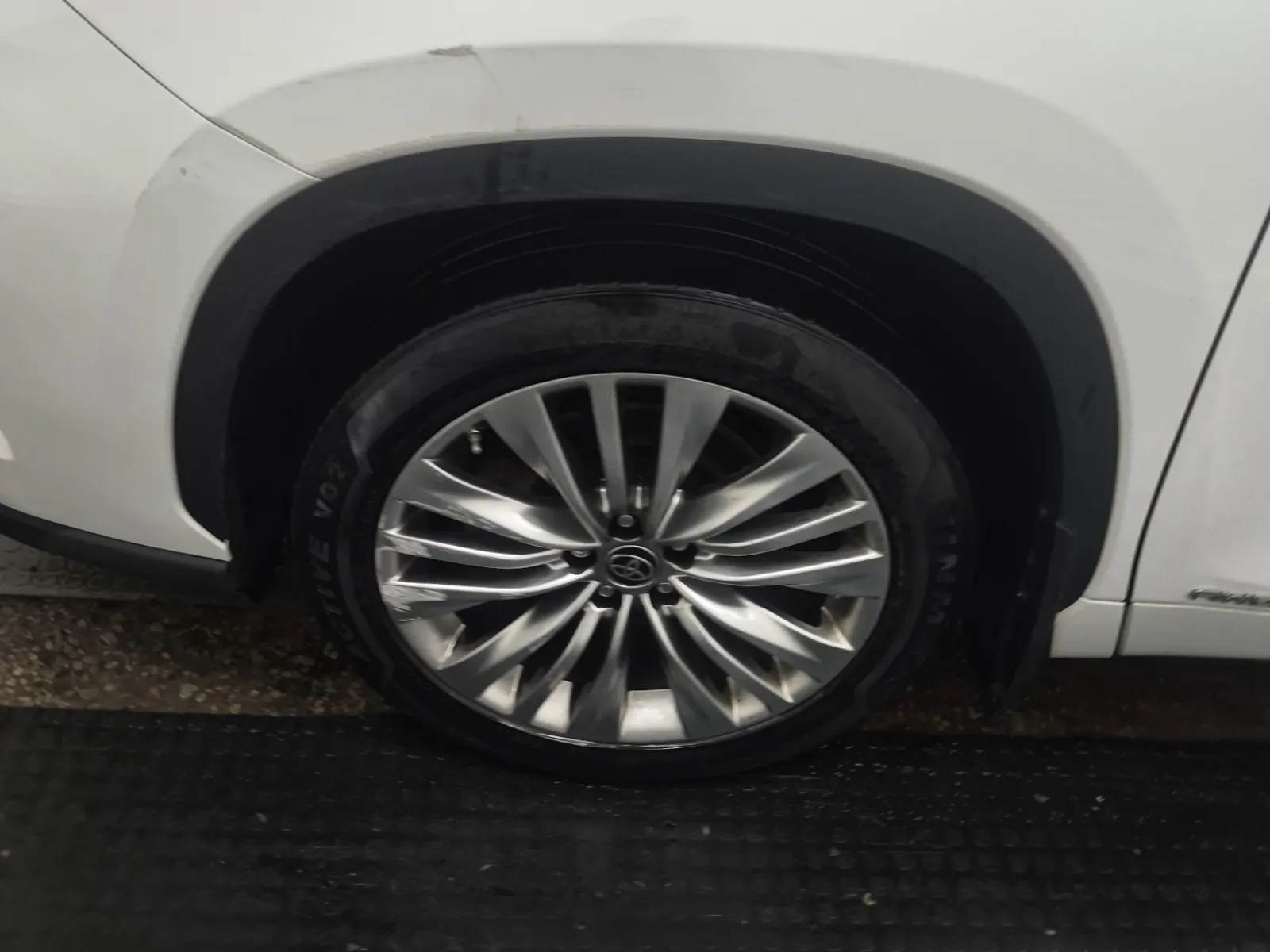 Front driver wheel/tire photo