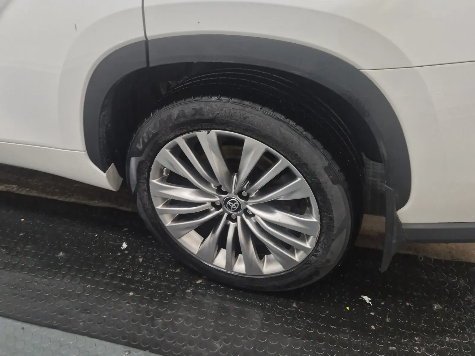 Left Rear Wheel/Tire Photo