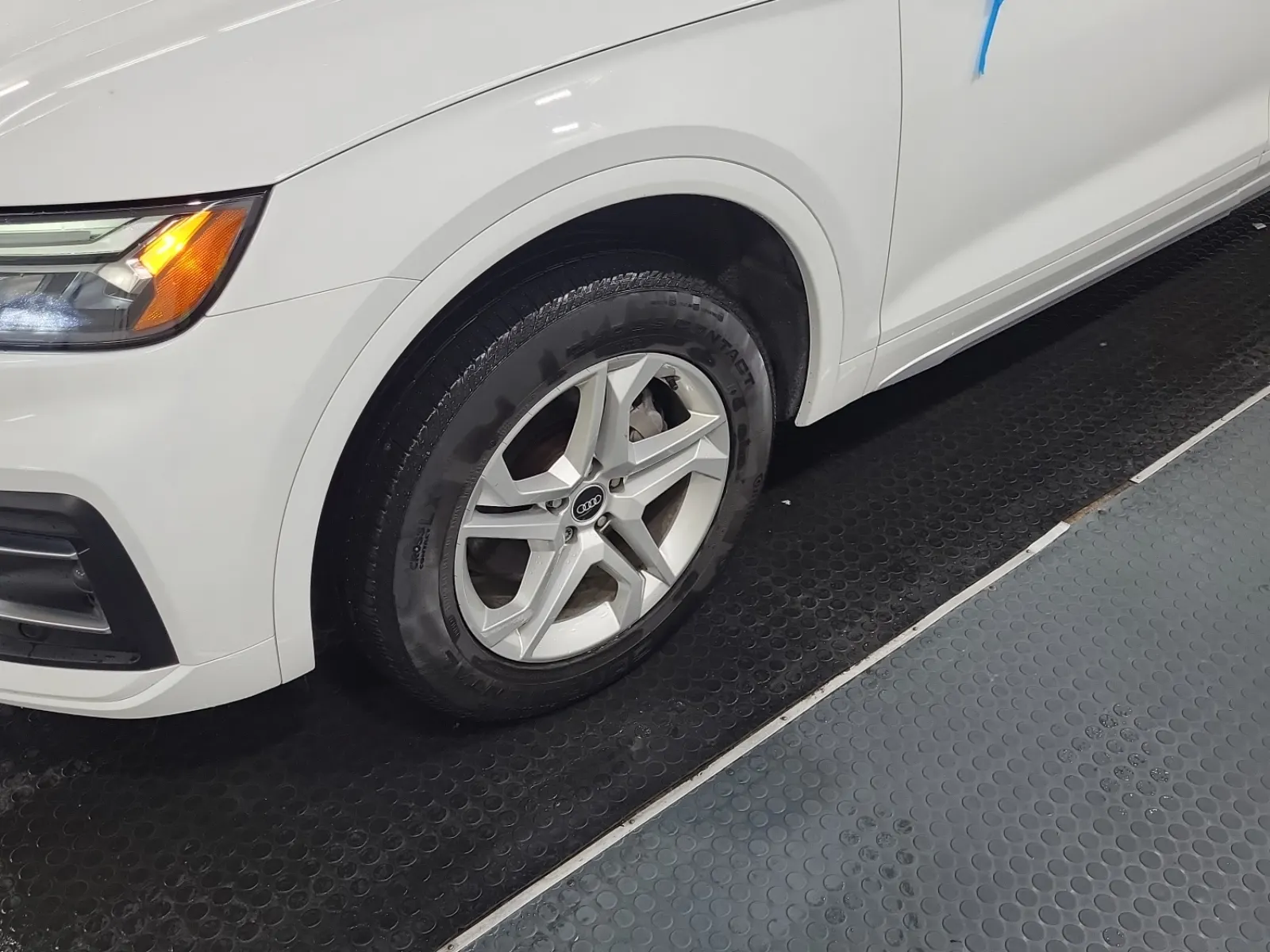 Front driver wheel/tire photo
