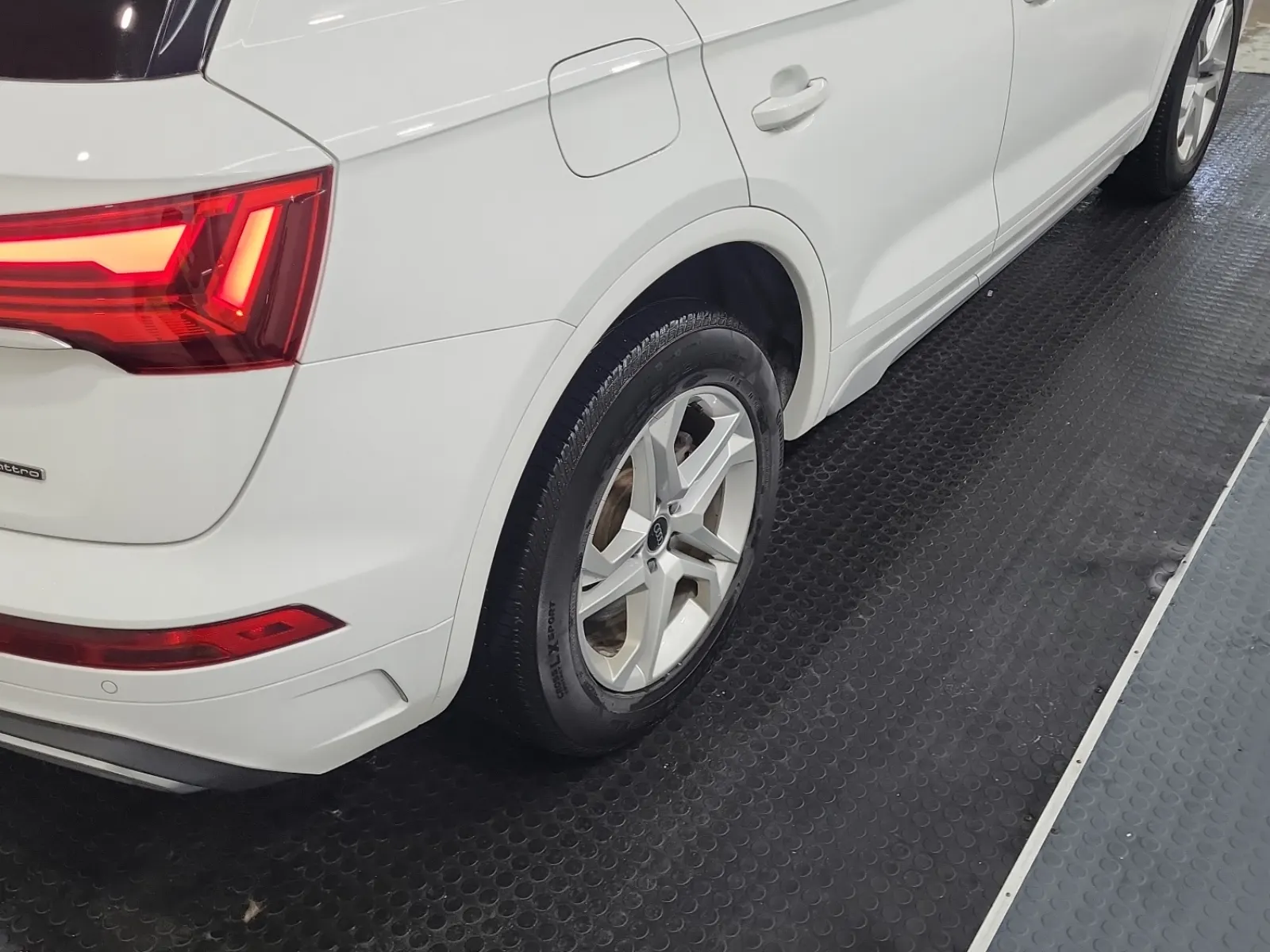 Right Rear Wheel/Tire Photo