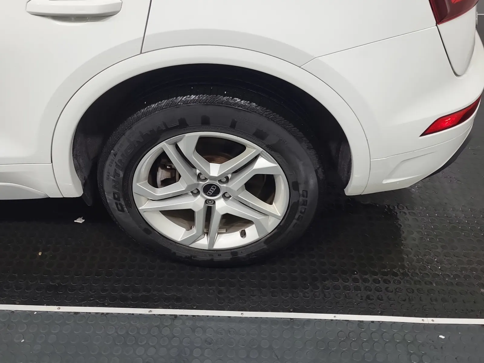 Left Rear Wheel/Tire Photo