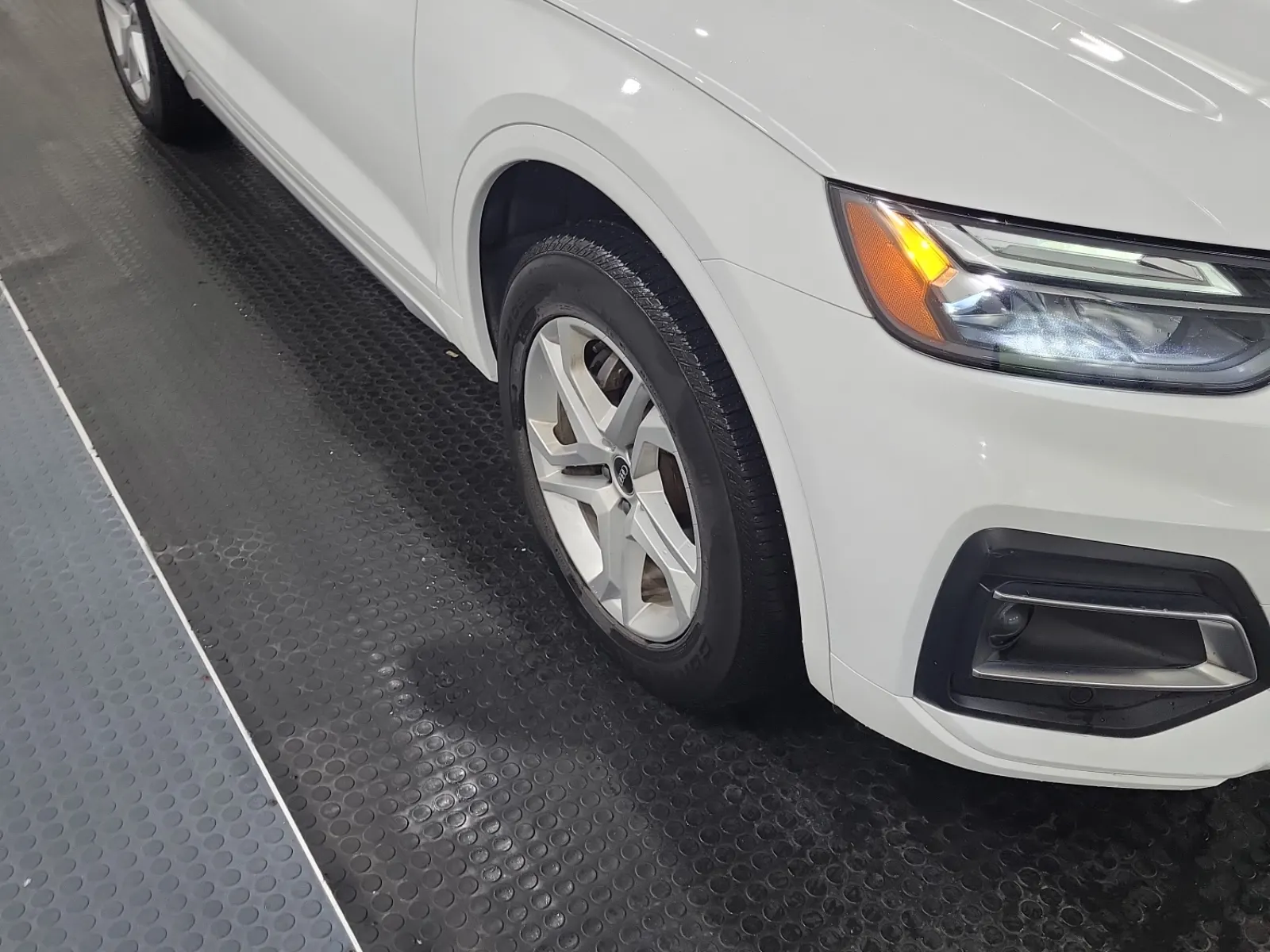 Right Front Wheel/Tire Photo