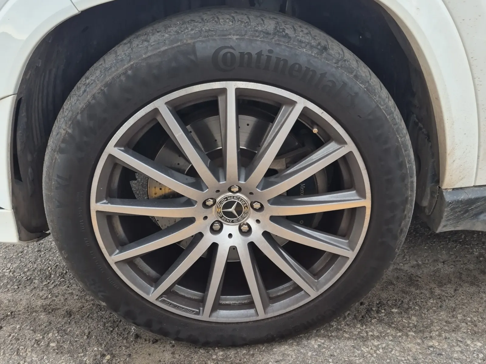 Front driver wheel/tire photo