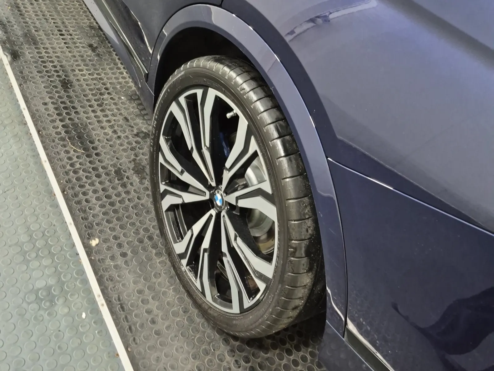 Left Rear Wheel/Tire Photo