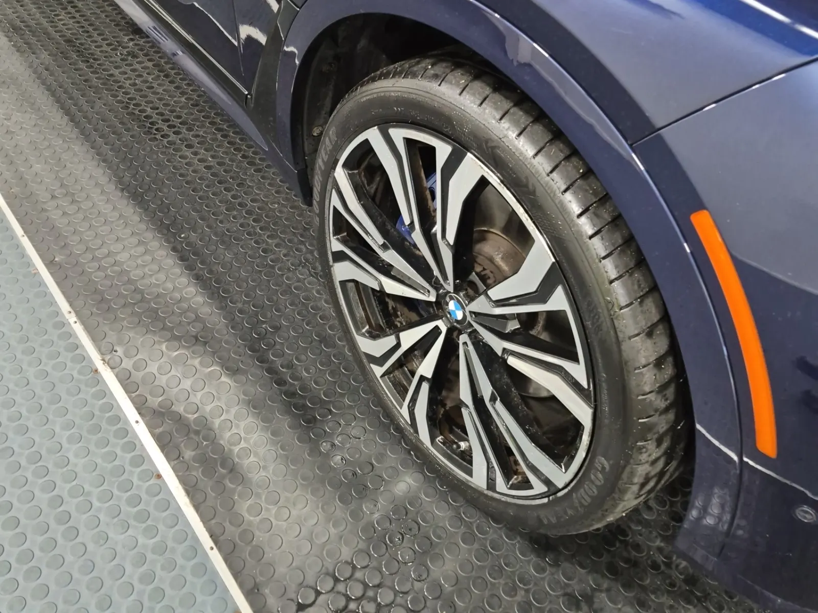 Right Front Wheel/Tire Photo