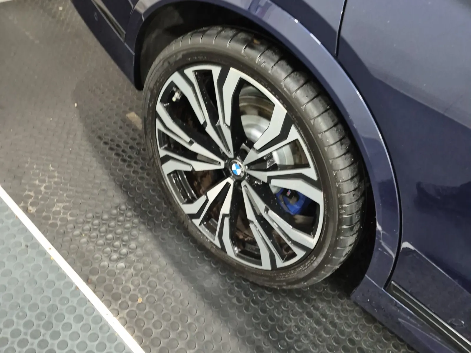 Right Rear Wheel/Tire Photo