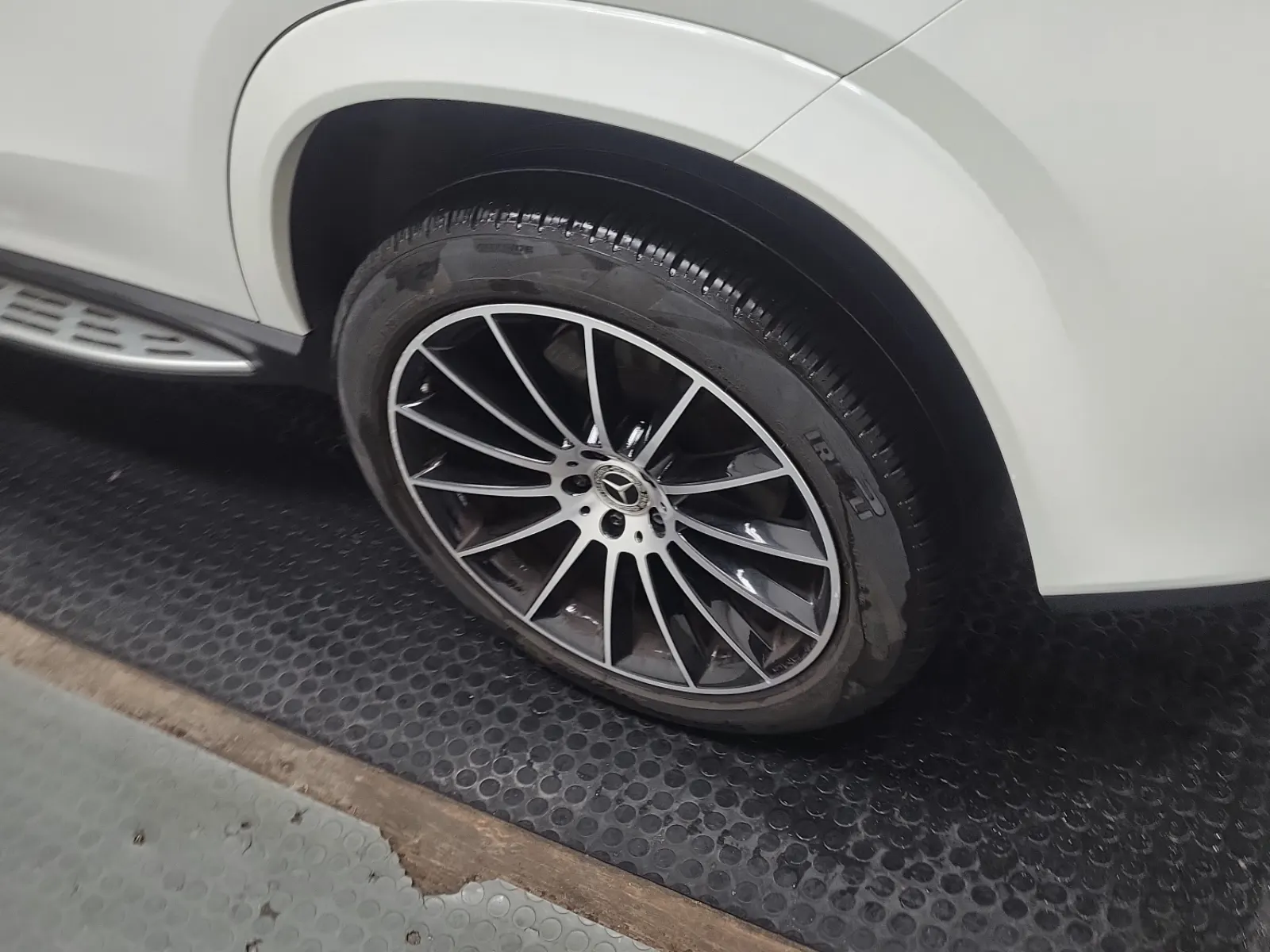 Left Rear Wheel/Tire Photo