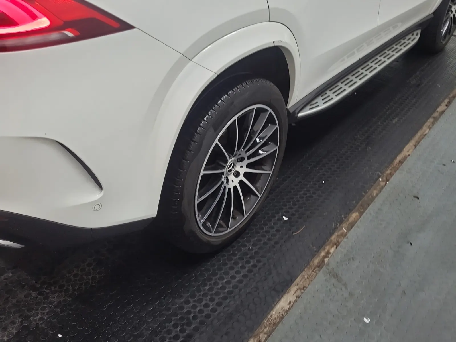 Right Rear Wheel/Tire Photo