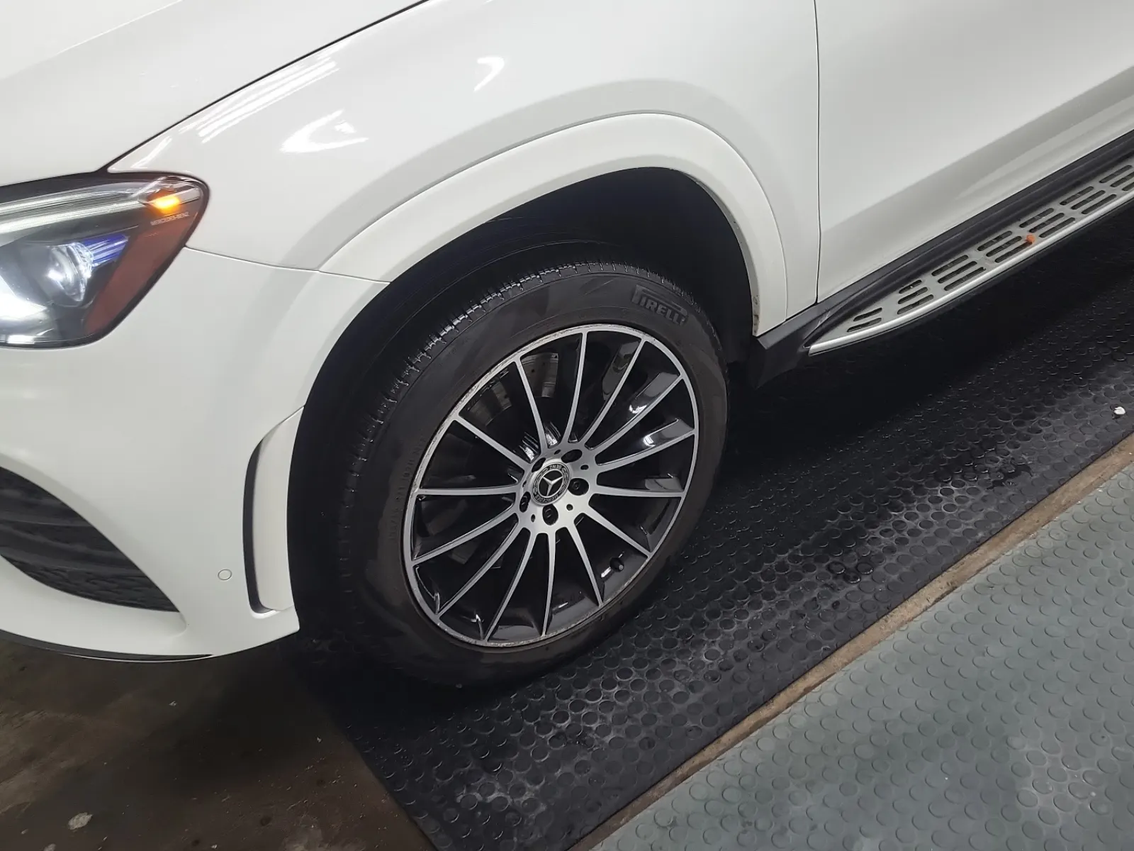 Front driver wheel/tire photo