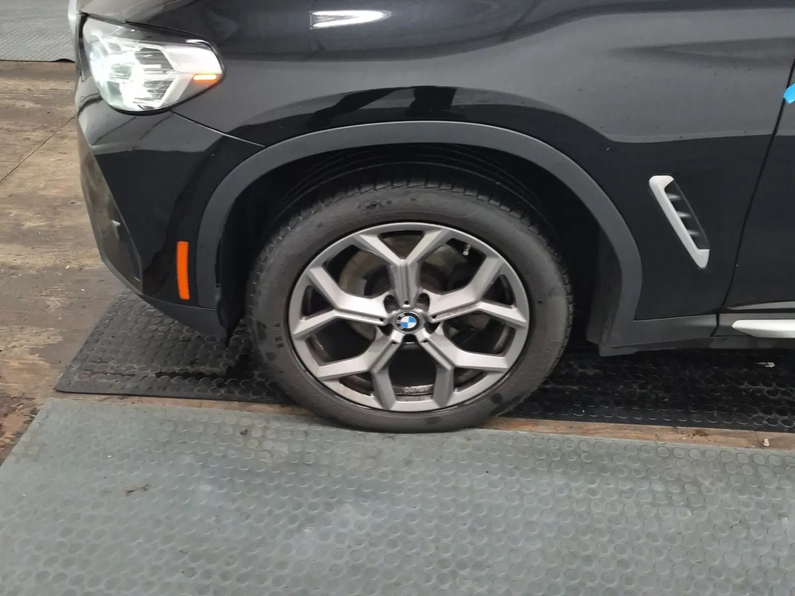 Front driver wheel/tire photo