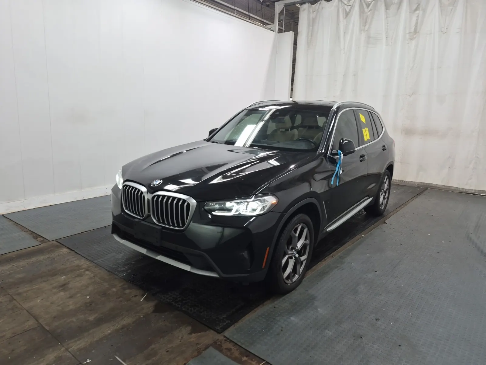 Front driver 3/4 photo