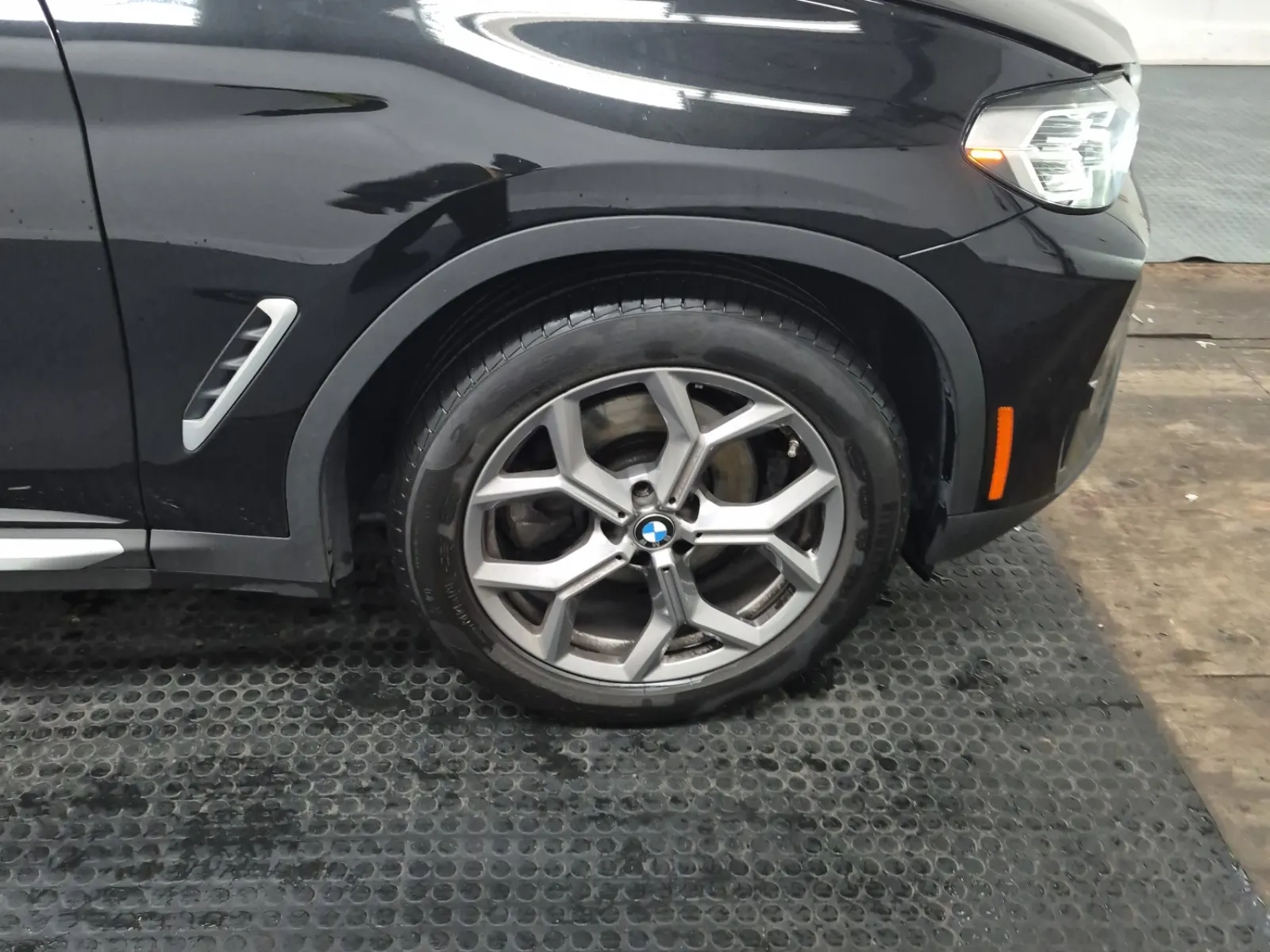 Right Front Wheel/Tire Photo