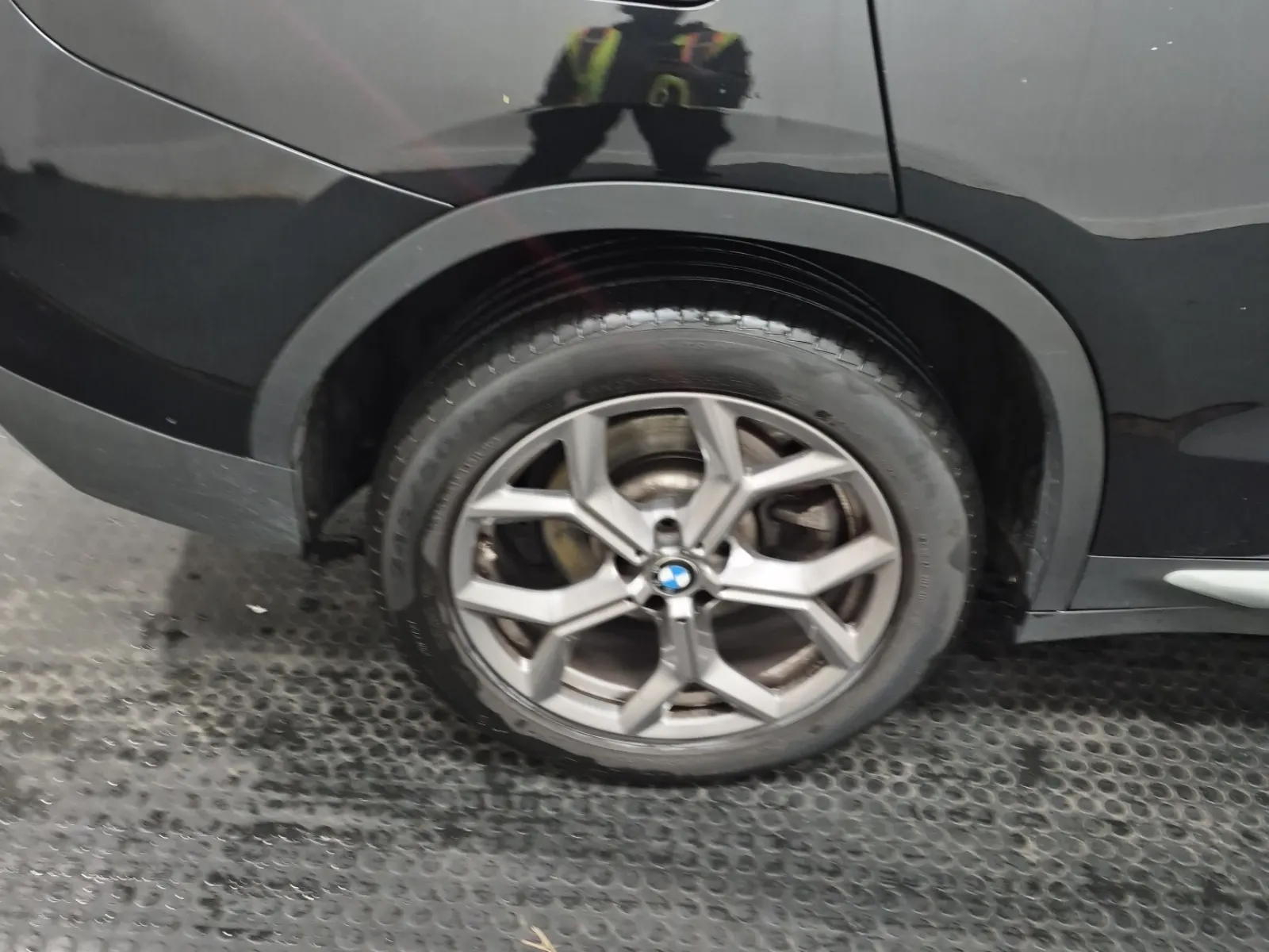 Right Rear Wheel/Tire Photo