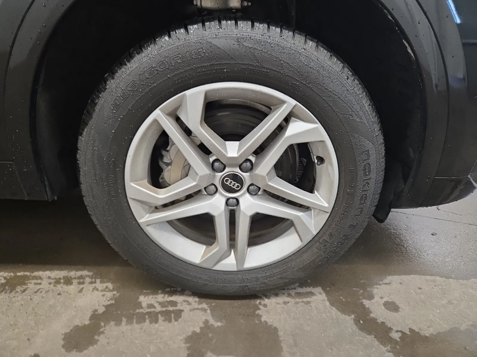 Right Front Wheel/Tire Photo
