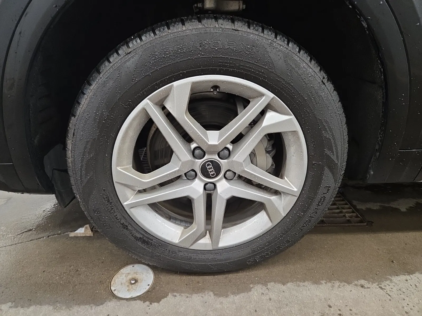 Front driver wheel/tire photo