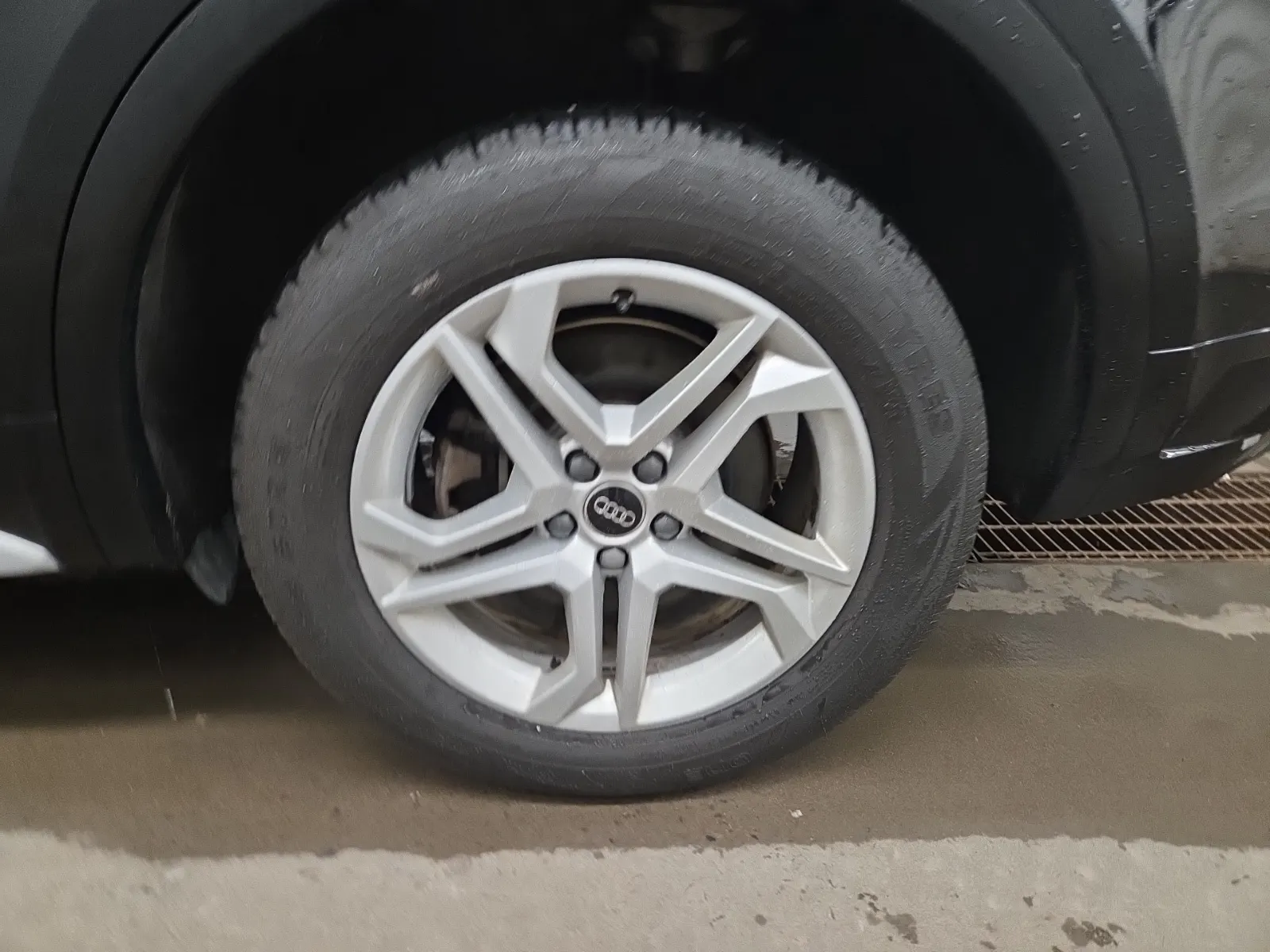 Left Rear Wheel/Tire Photo