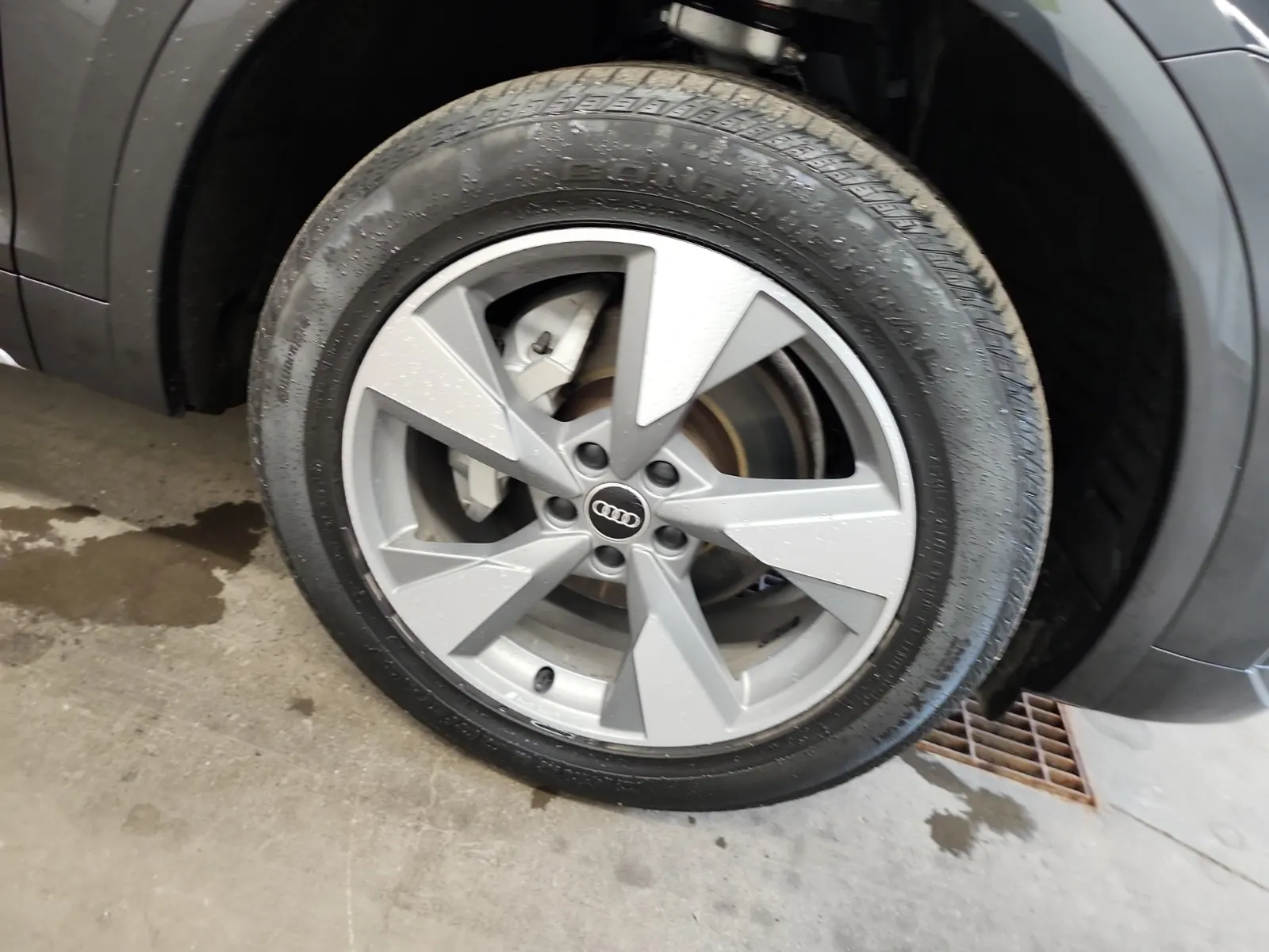 Right Front Wheel/Tire Photo