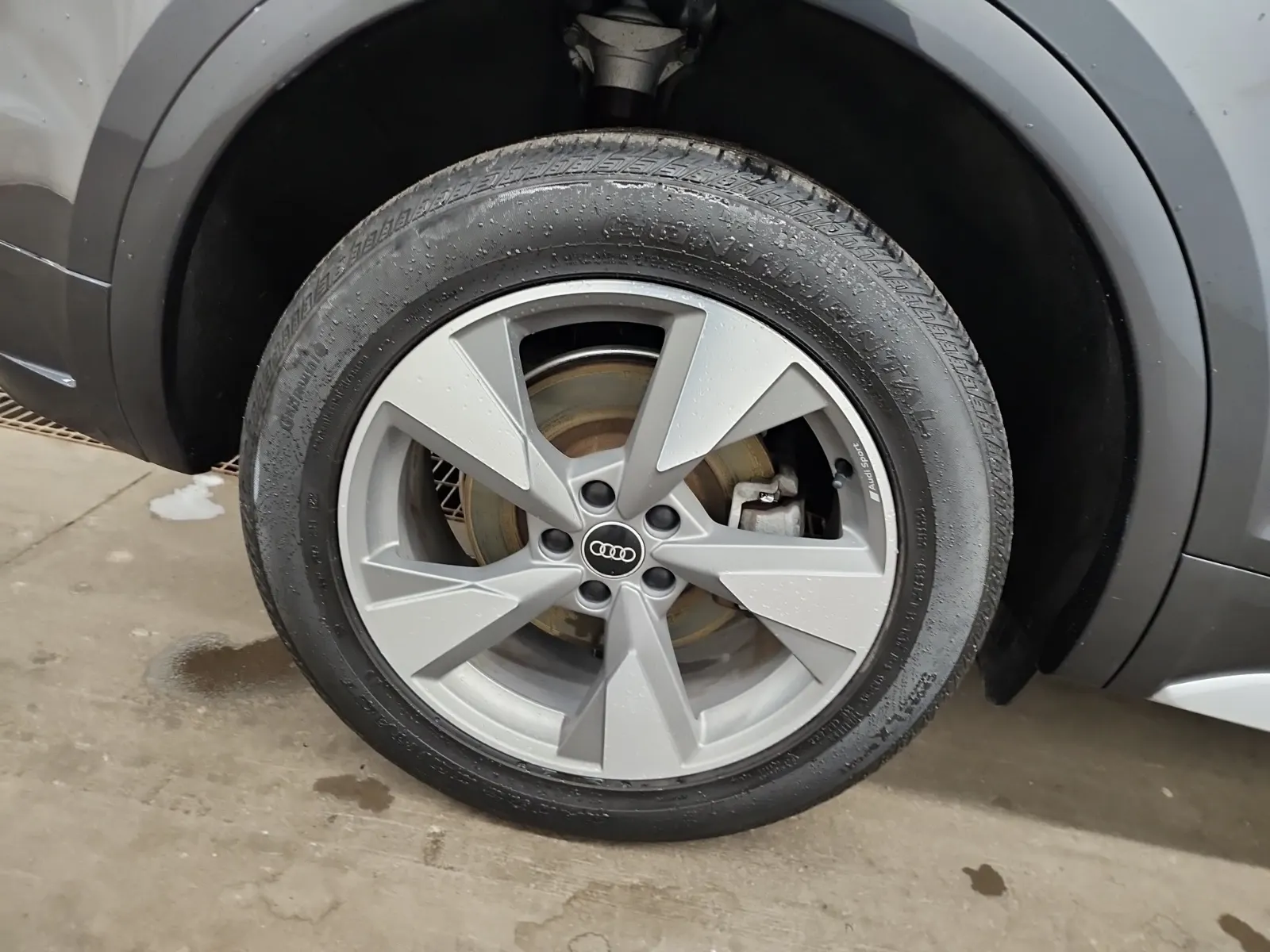 Right Rear Wheel/Tire Photo