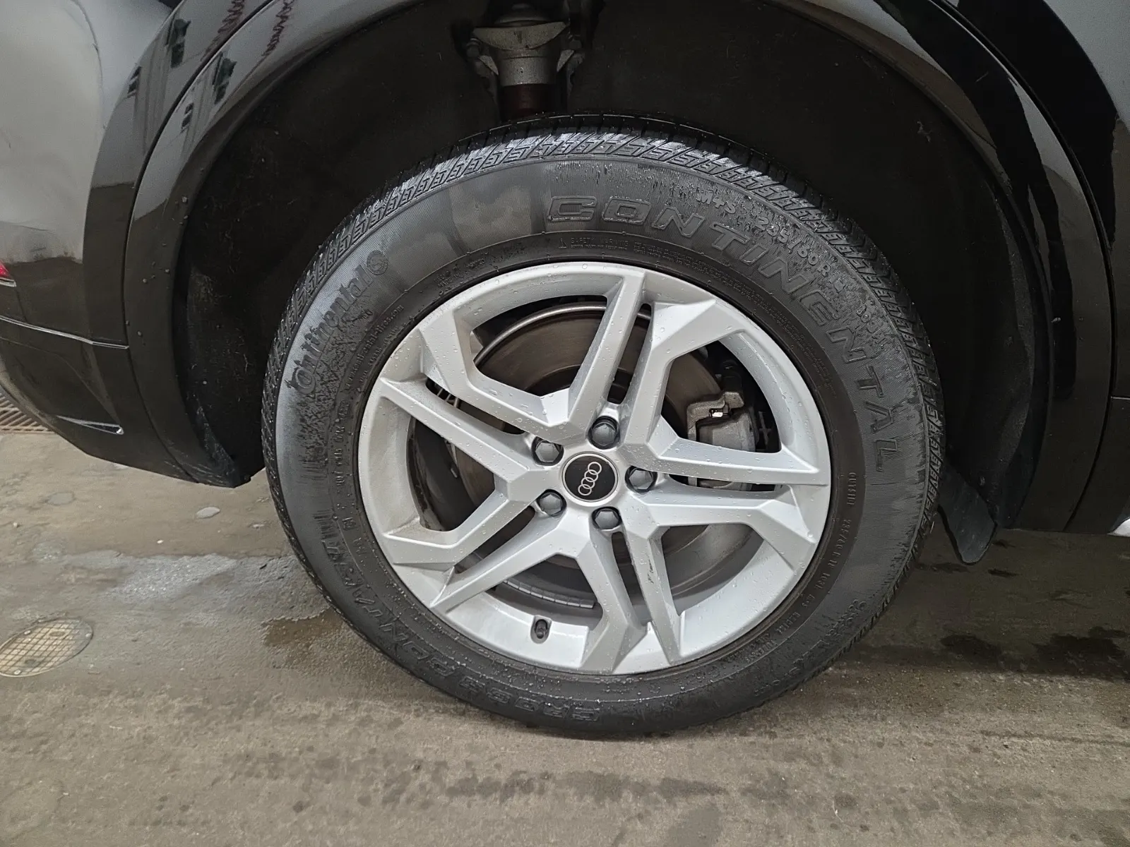 Right Rear Wheel/Tire Photo