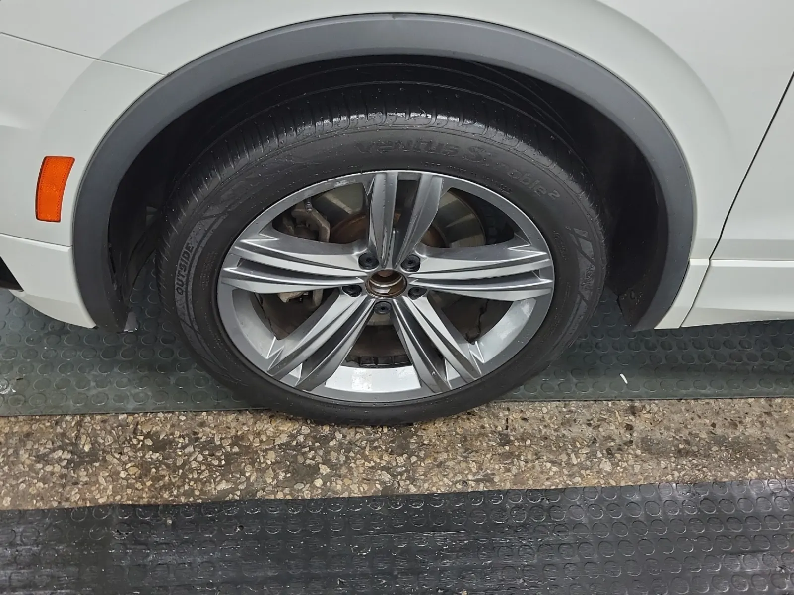 Front driver wheel/tire photo