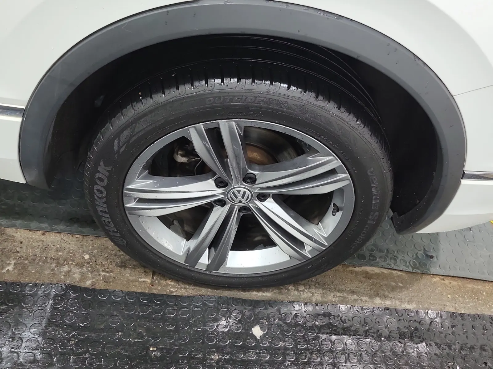 Left Rear Wheel/Tire Photo