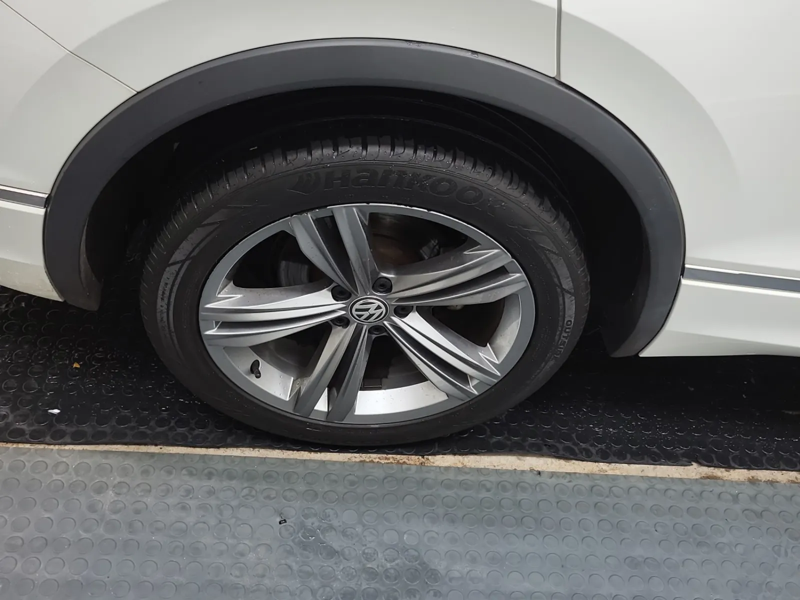 Right Rear Wheel/Tire Photo