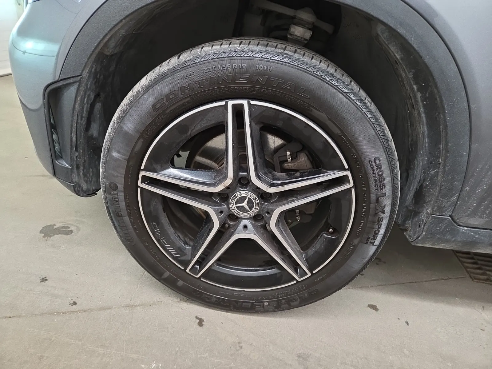 Front driver wheel/tire photo