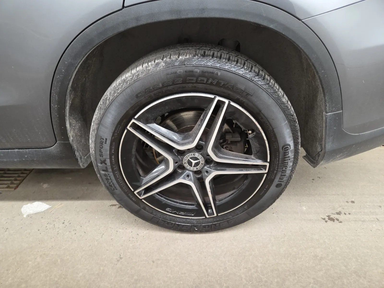 Left Rear Wheel/Tire Photo