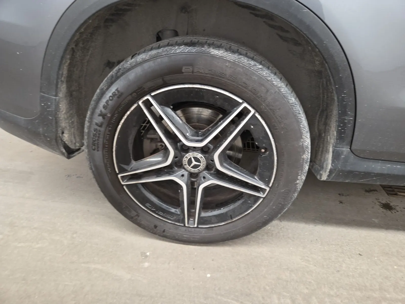 Right Rear Wheel/Tire Photo