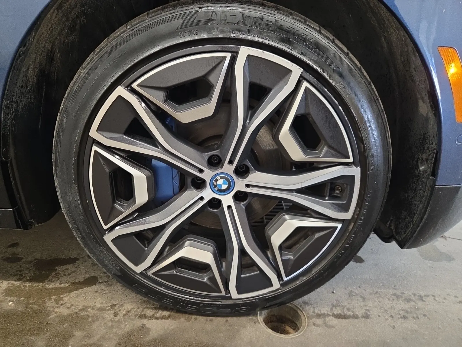 Right Front Wheel/Tire Photo