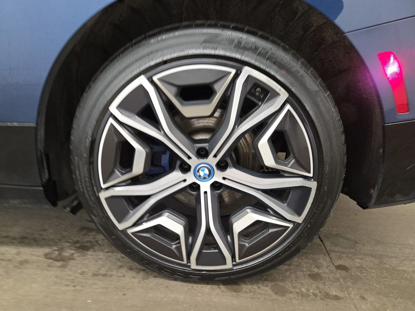 Left Rear Wheel/Tire Photo