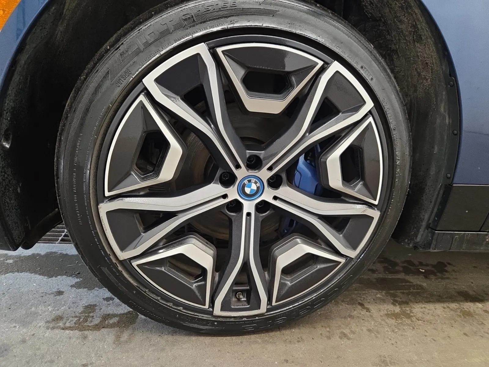 Front driver wheel/tire photo