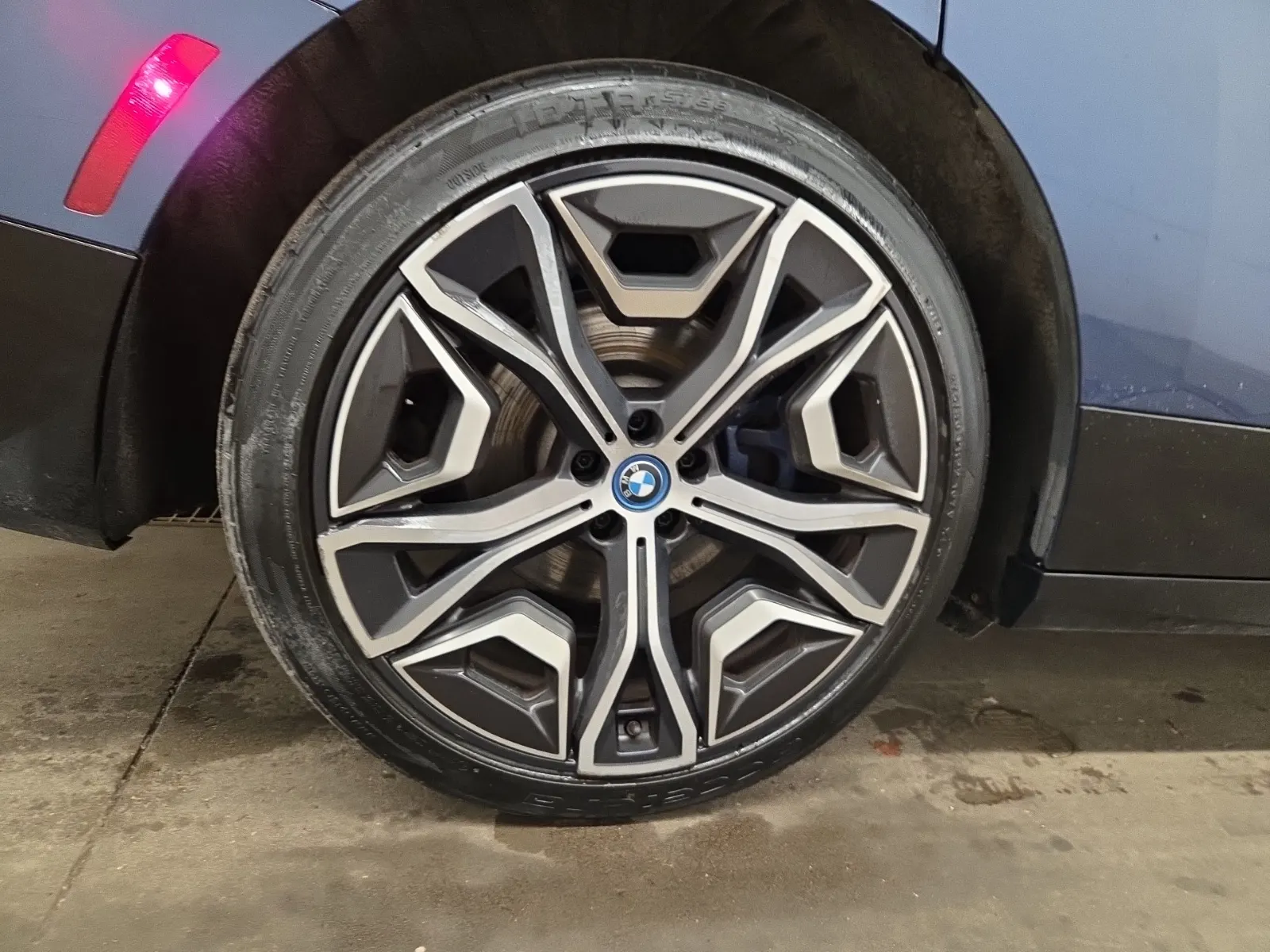 Right Rear Wheel/Tire Photo