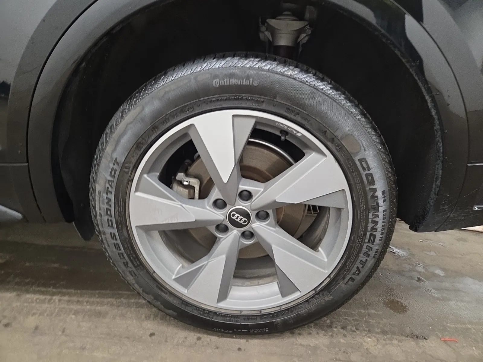 Left Rear Wheel/Tire Photo