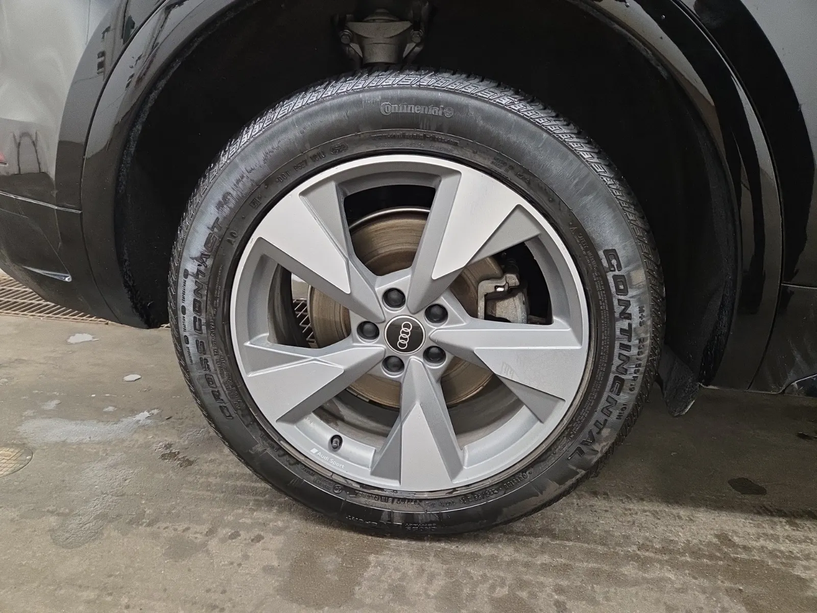 Right Rear Wheel/Tire Photo