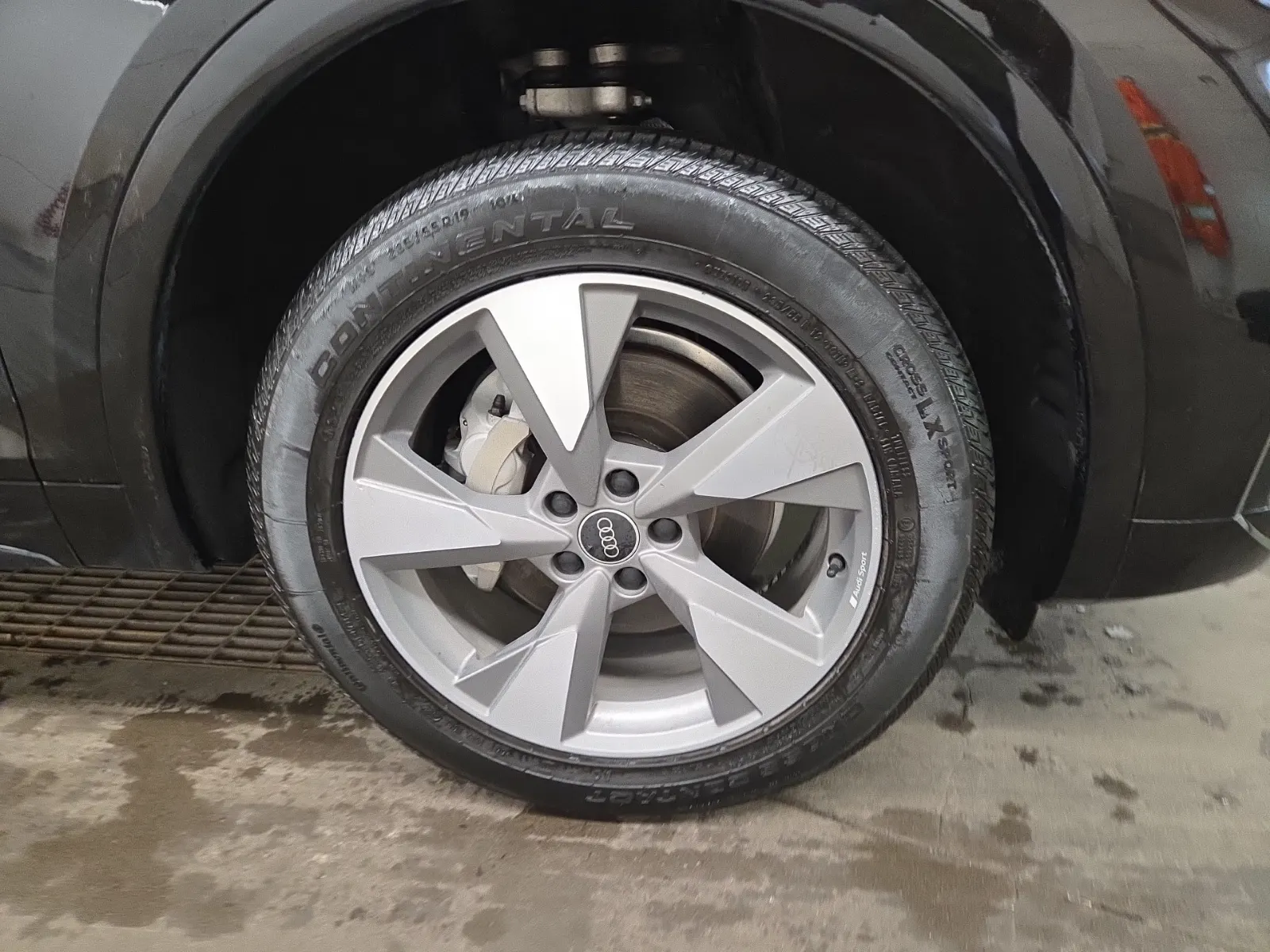 Right Front Wheel/Tire Photo