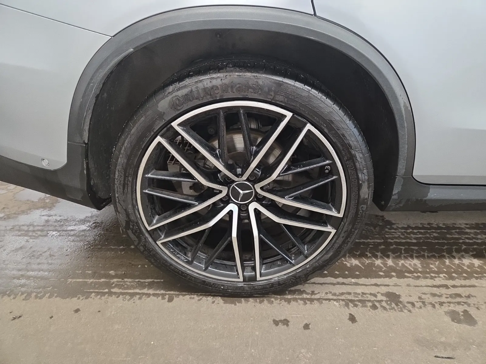 Right Rear Wheel/Tire Photo