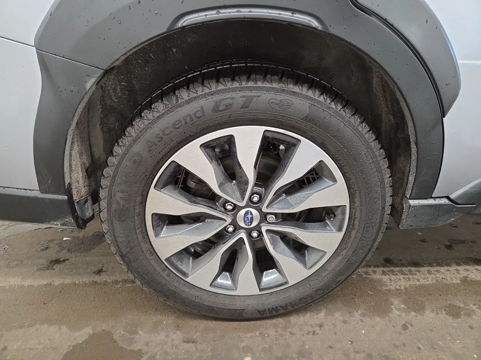 Right Rear Wheel/Tire Photo