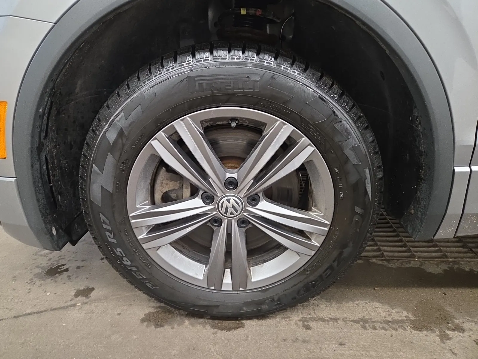 Front driver wheel/tire photo