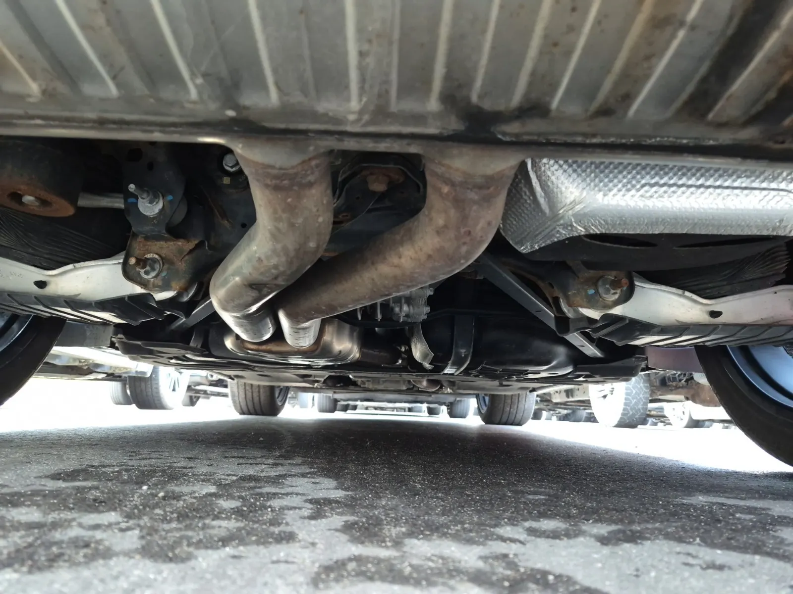 Undercarriage - Rear Photo