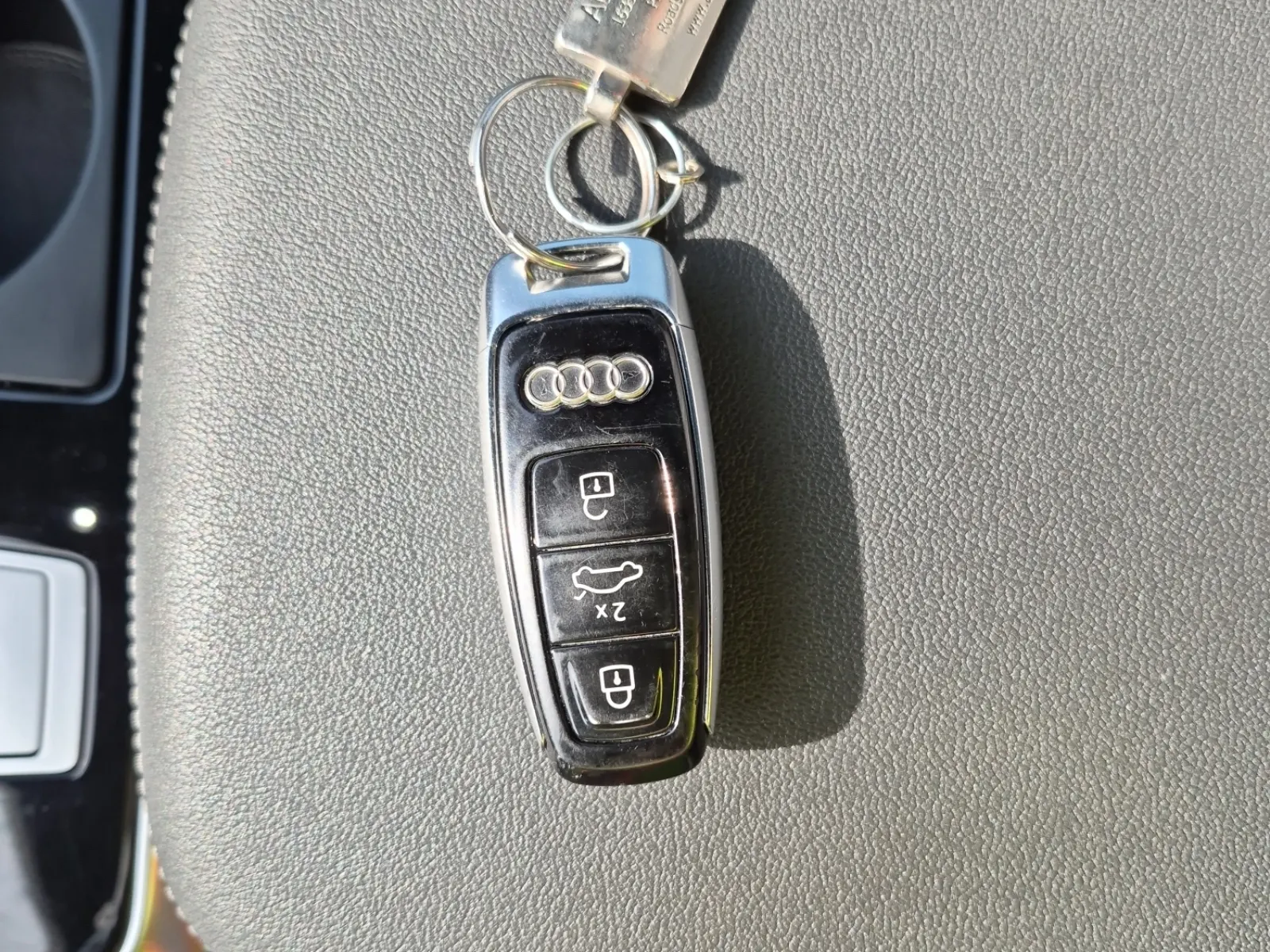 Keys/Fobs/Manual Photo