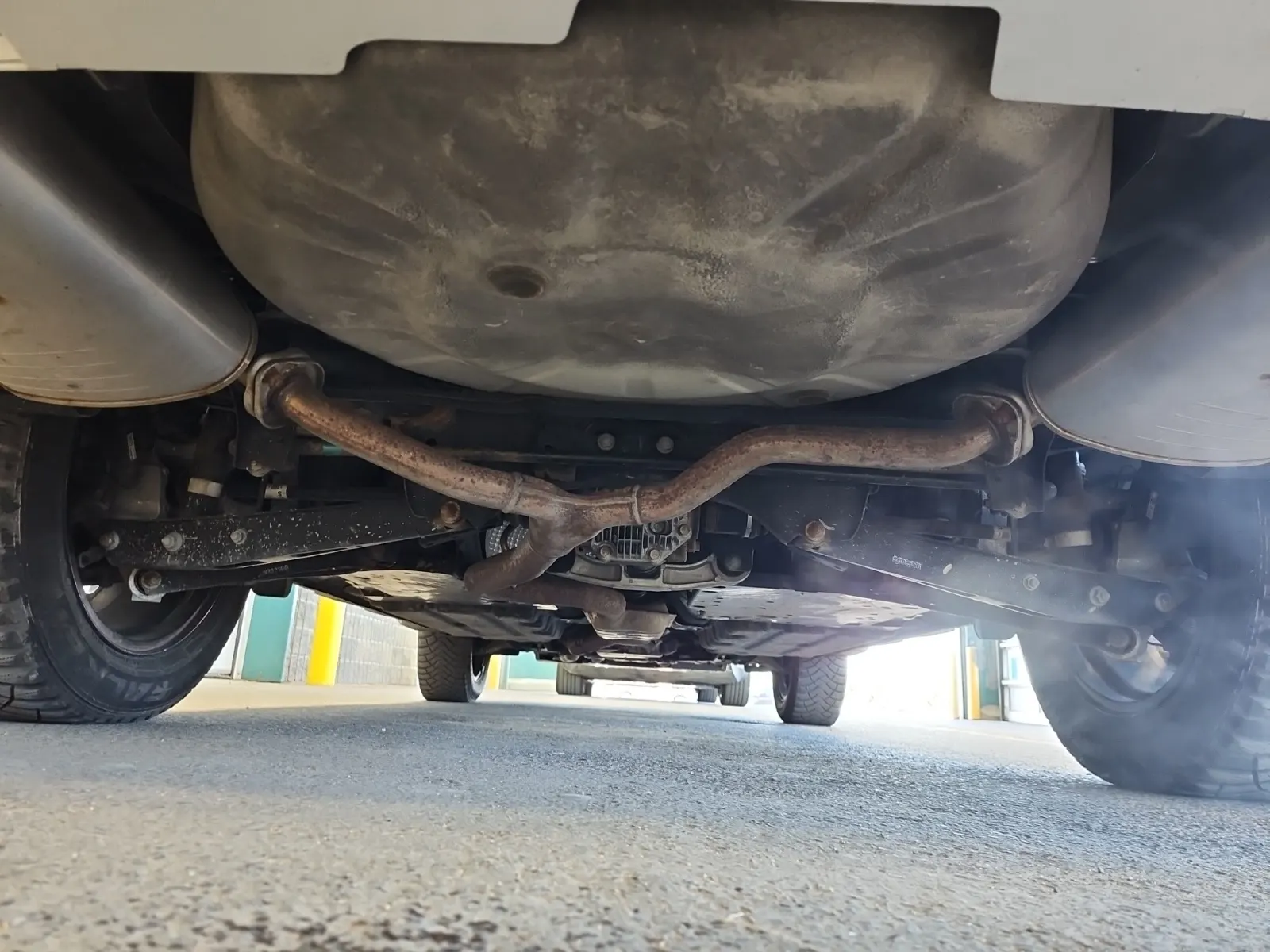 Undercarriage - Rear Photo