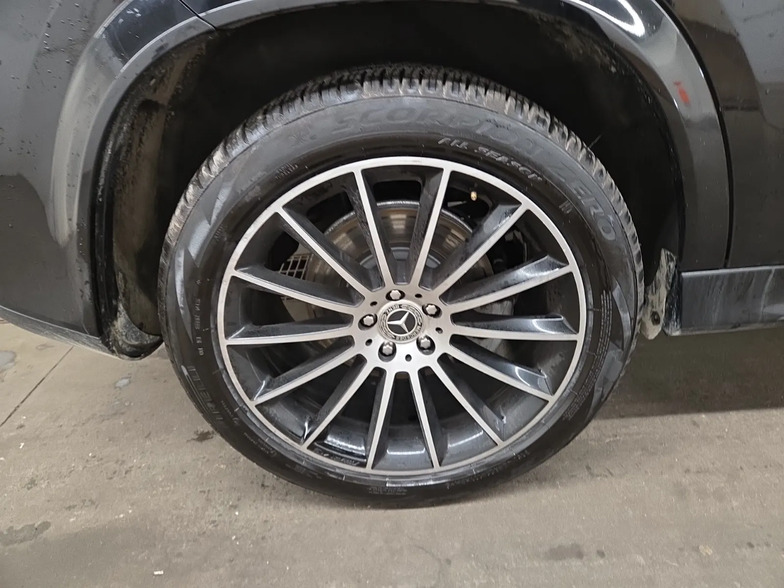 Right Rear Wheel/Tire Photo