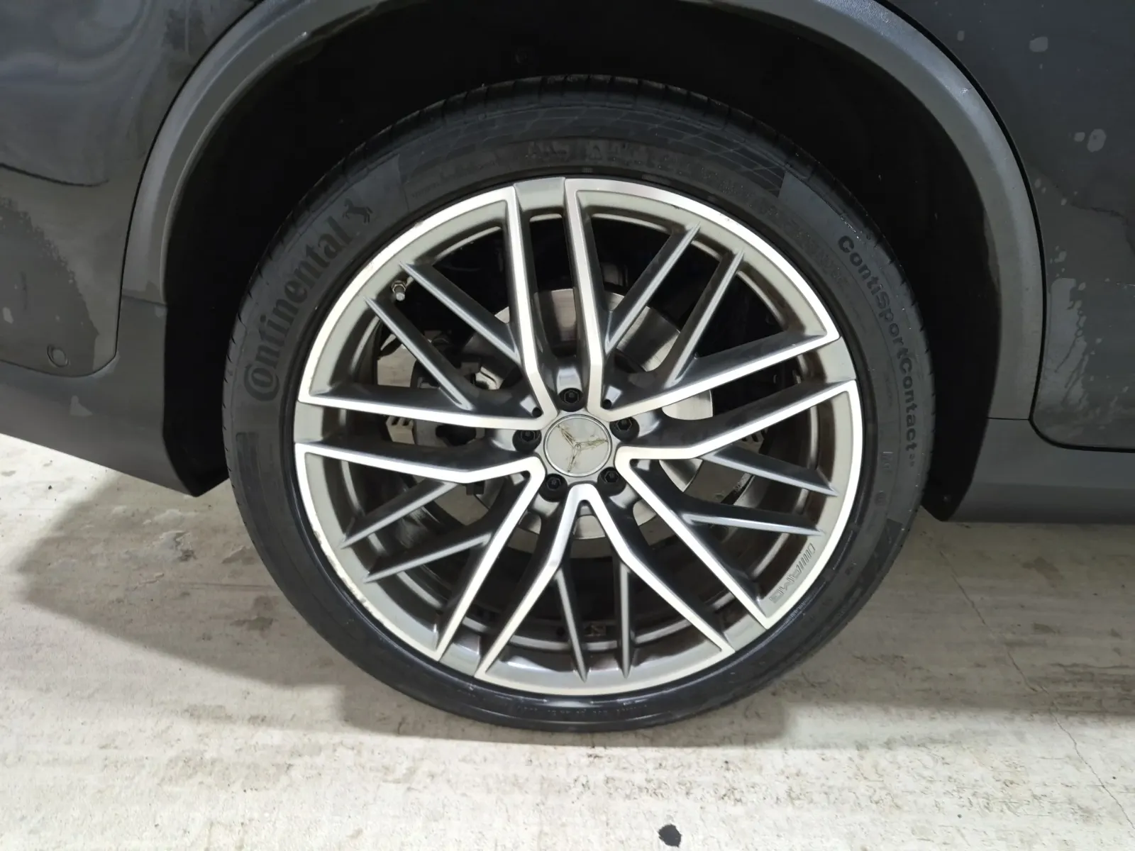 Right Rear Wheel/Tire Photo