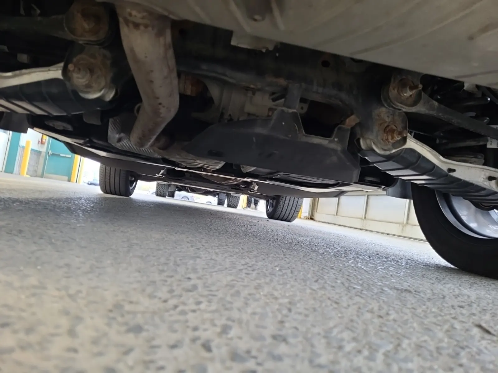 Undercarriage - Rear Photo