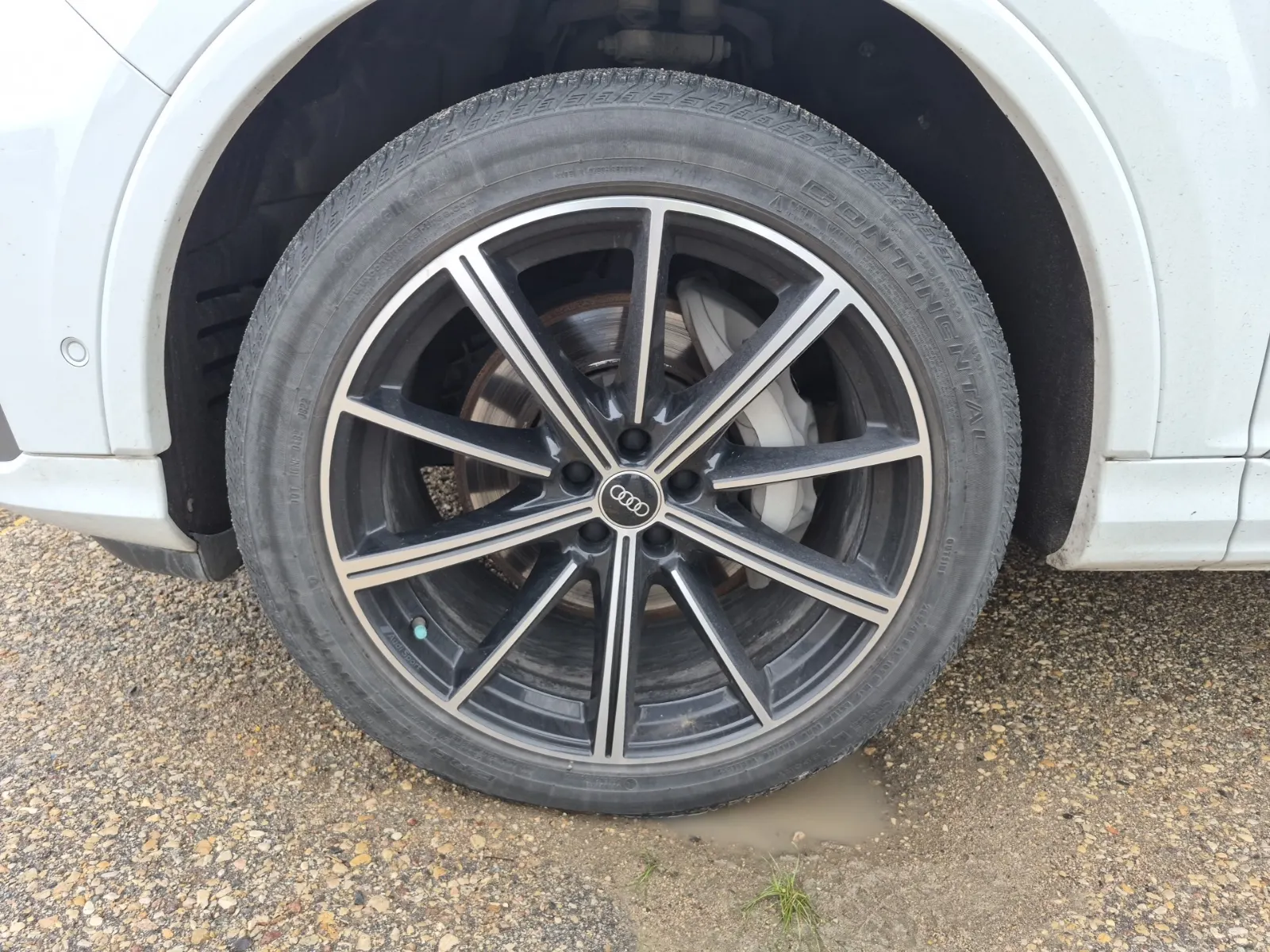Front driver wheel/tire photo