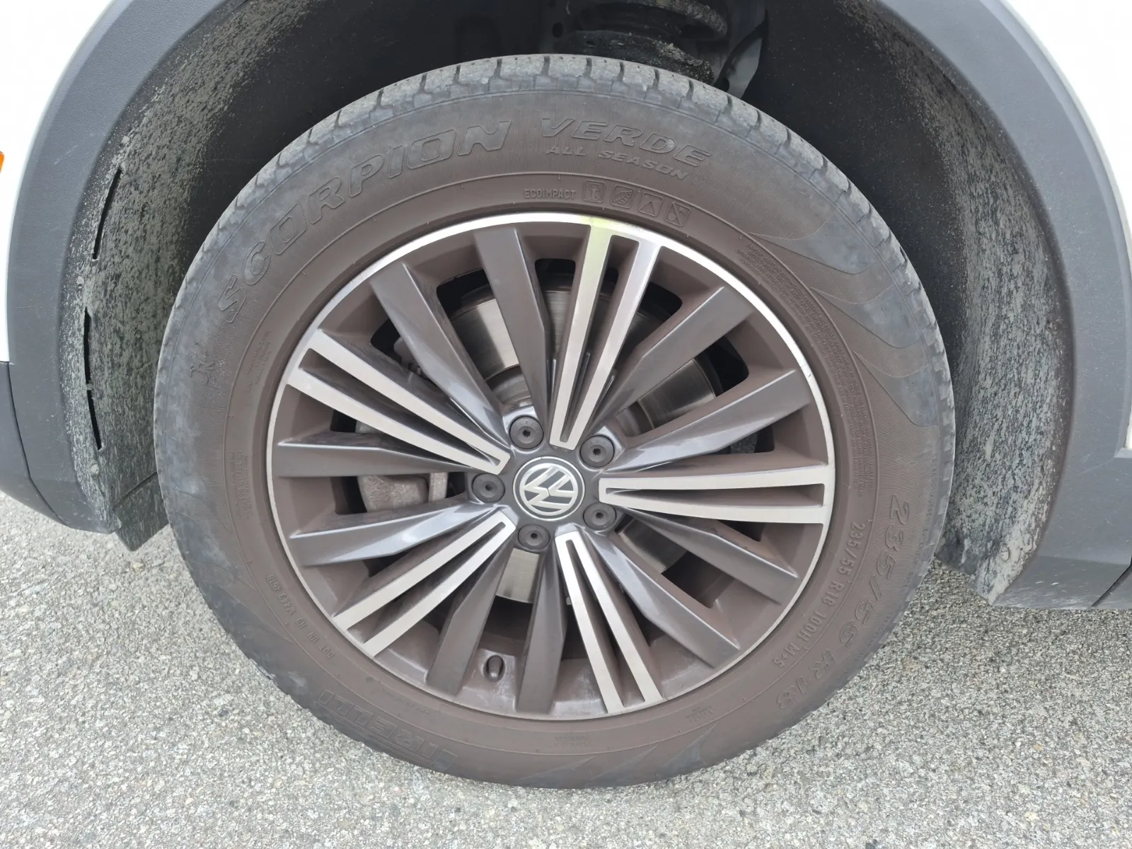 Front driver wheel/tire photo
