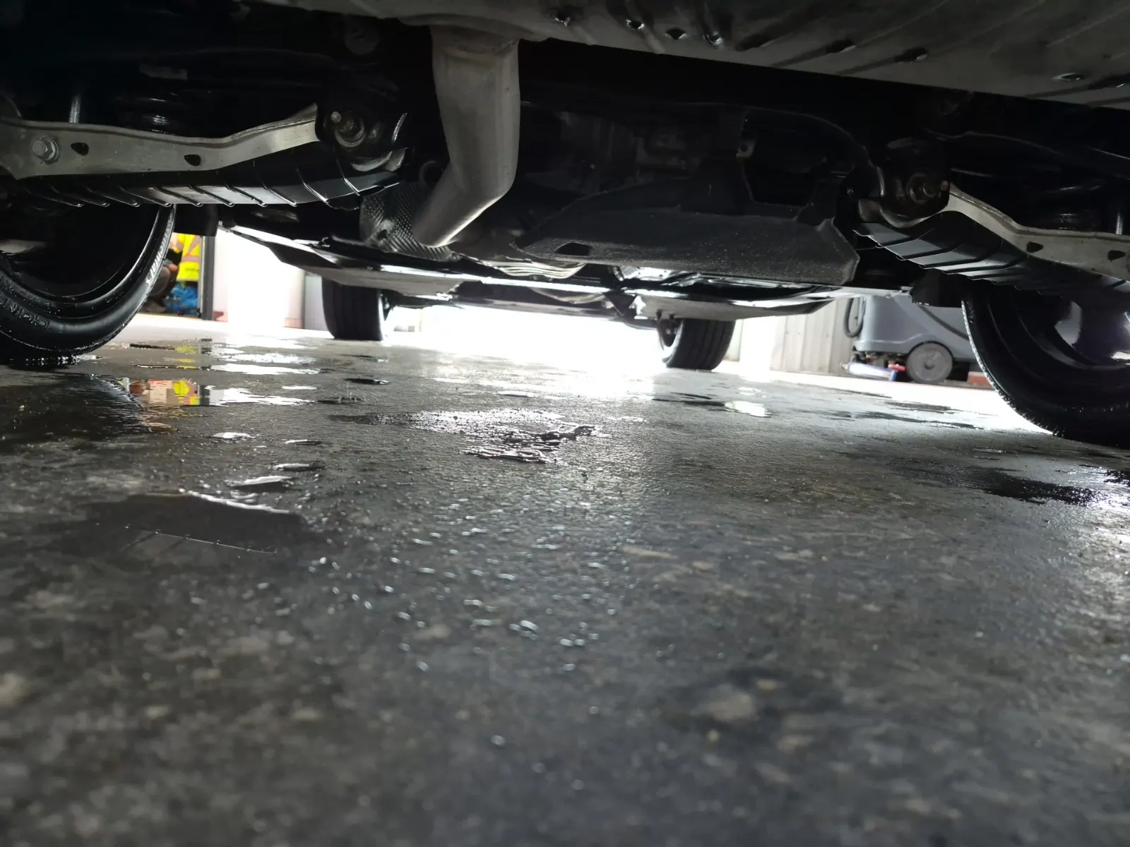 Undercarriage - Rear Photo