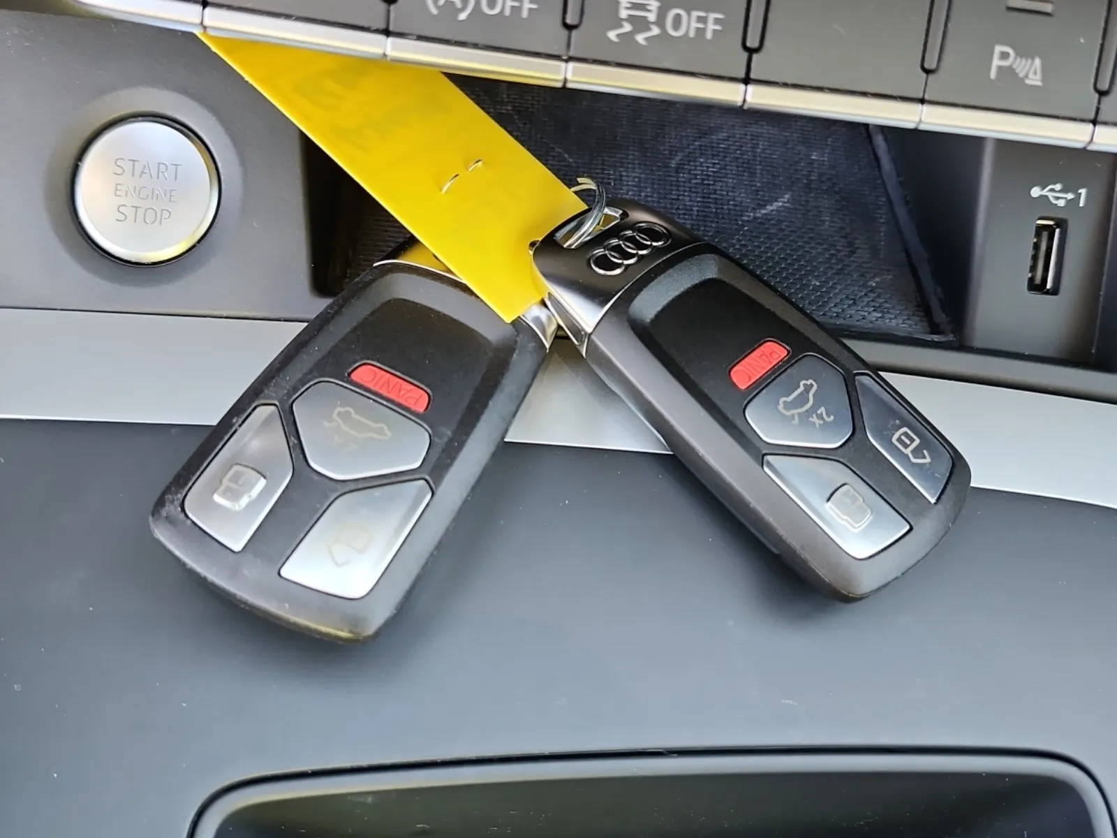 Keys/Fobs/Manual Photo